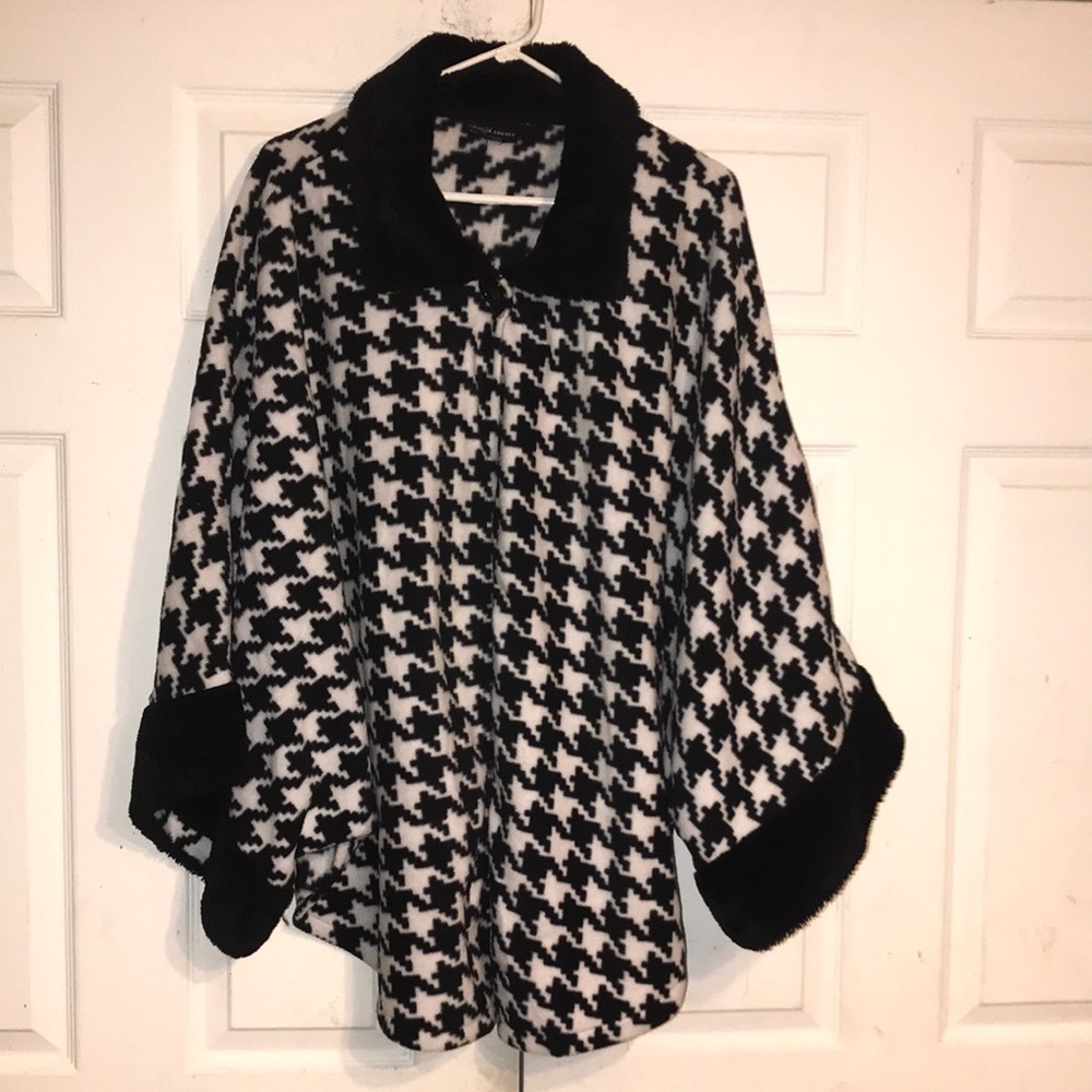 NWOT Jennifer Lauren Houndstooth Cape